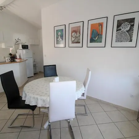 Apartament Eli 2 *